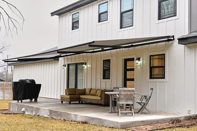 300 E Bluebonnet Lane Johnson City, TX 78636