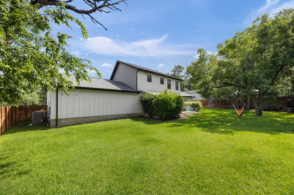 300 E Bluebonnet Lane Johnson City, TX 78636