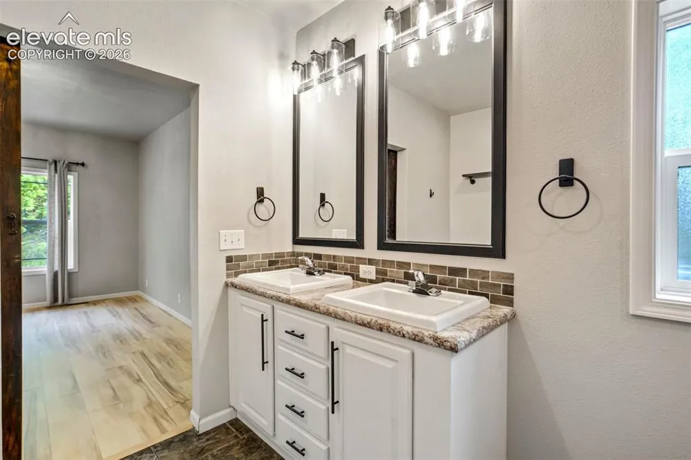 4998 Chippewa Drive Larkspur, CO 80118