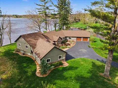 4589 Island Drive