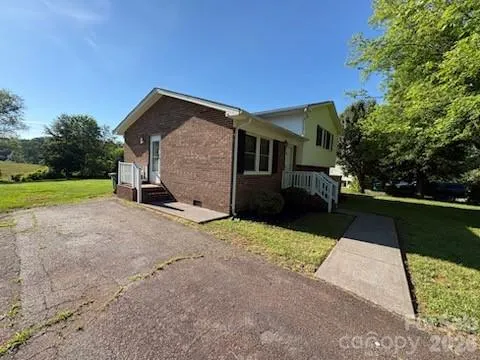 122 Wallace Street Boonville, NC 27011