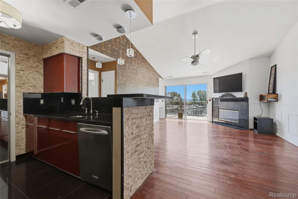 37510 Jefferson Avenue #303 Harrison Charter Township, MI 48045