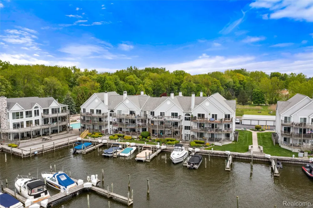 37510 Jefferson Avenue #303 Harrison Charter Township, MI 48045