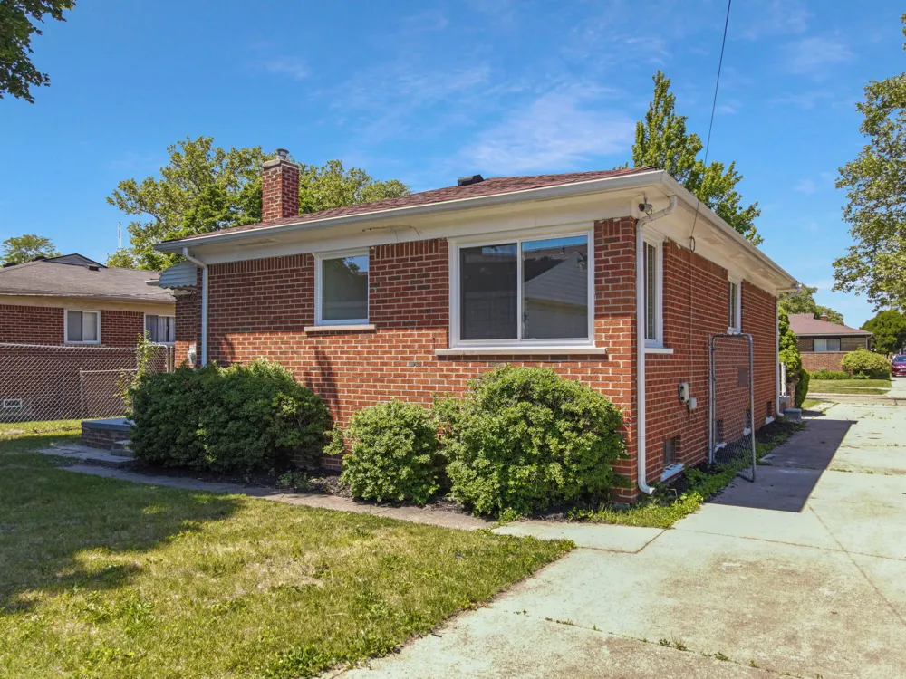 15241 Pearson Street Oak Park City, MI 48237
