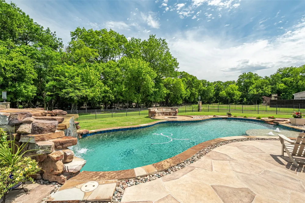 1615 Sara Cove Lucas, TX 75002