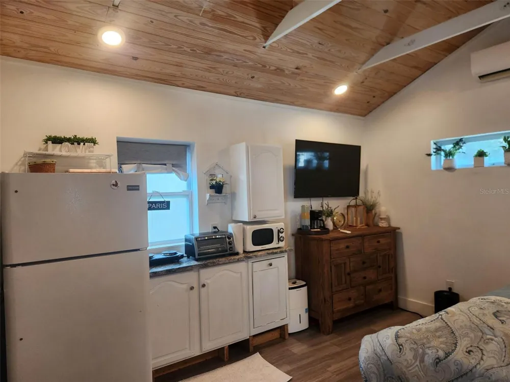 734 37TH AVENUE St Petersburg, FL 33704