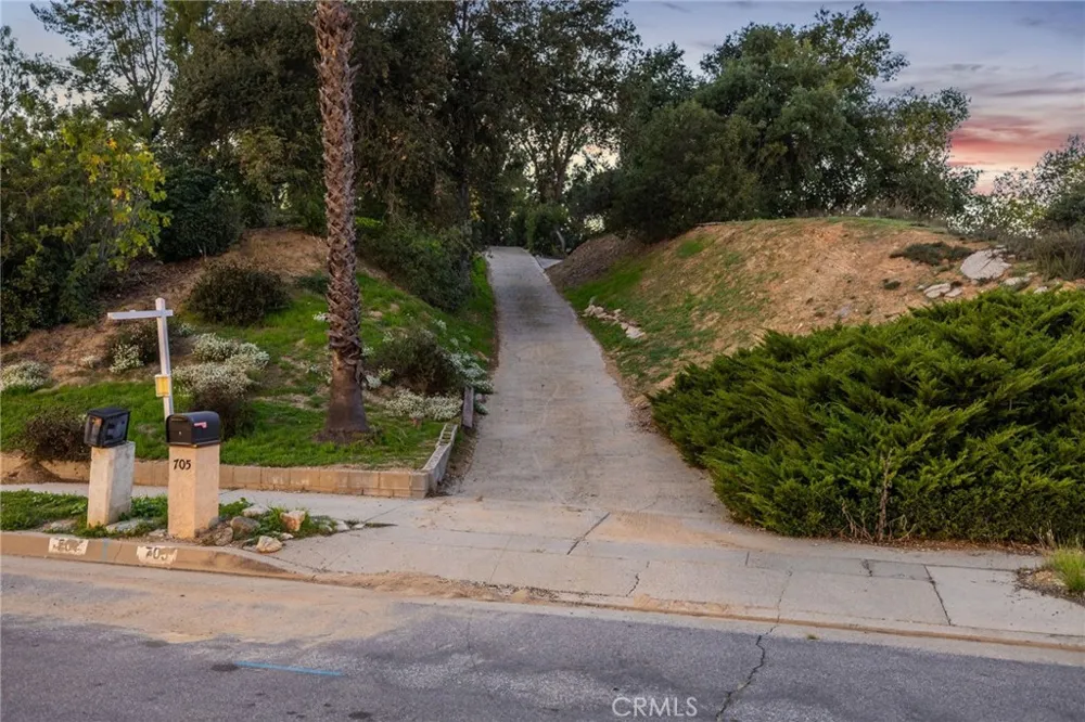 705 Beaverbrook Glendora, CA 91740