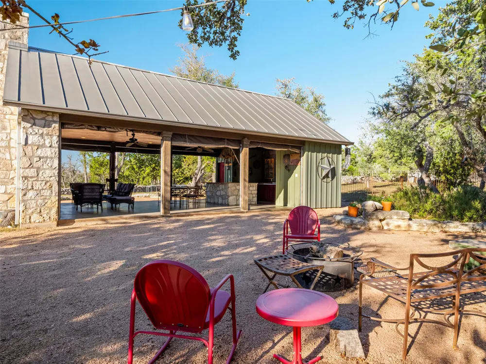 483 E Grand Oaks Drive Harper, TX 78631