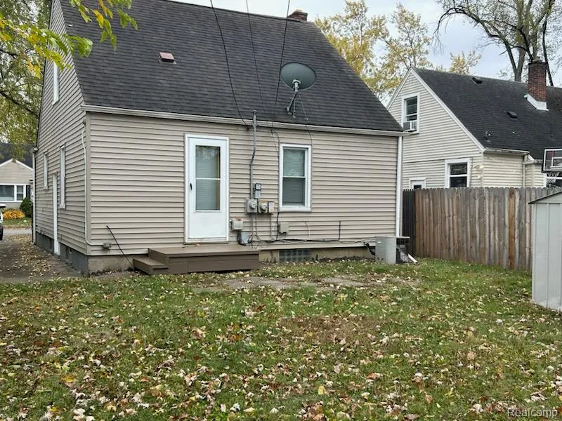 2438 Columbia Road Berkley City, MI 48072