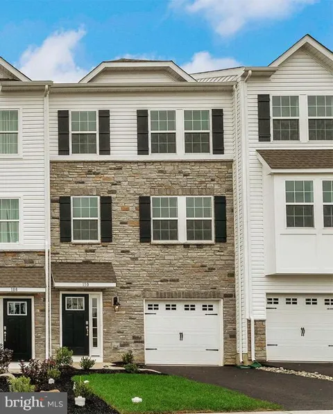 305 LANTERN COURT