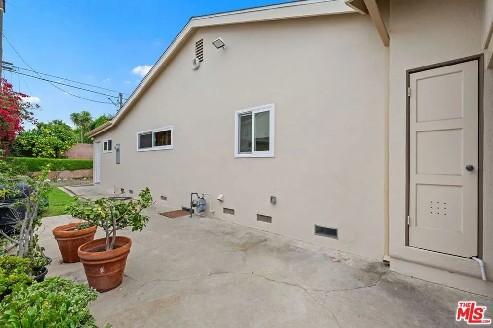 6204 S Corning Avenue Los Angeles, CA 90056