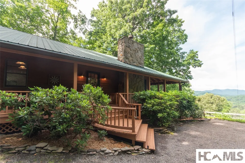 1424 Dowdle Mountain Road Franklin, NC 28734