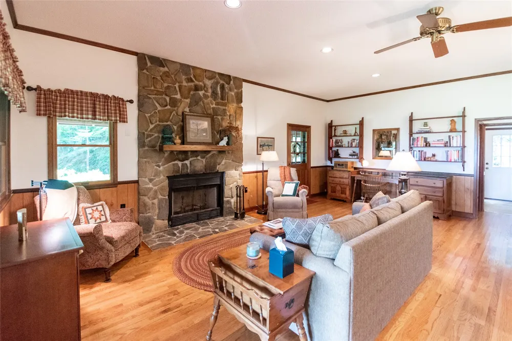 1424 Dowdle Mountain Road Franklin, NC 28734