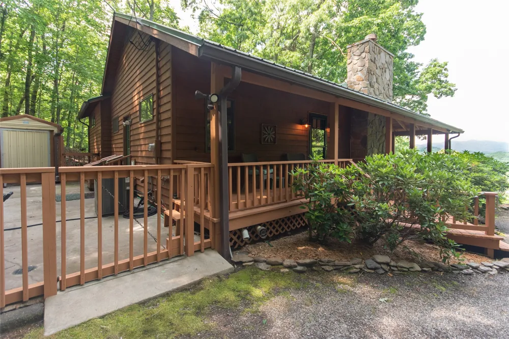 1424 Dowdle Mountain Road Franklin, NC 28734