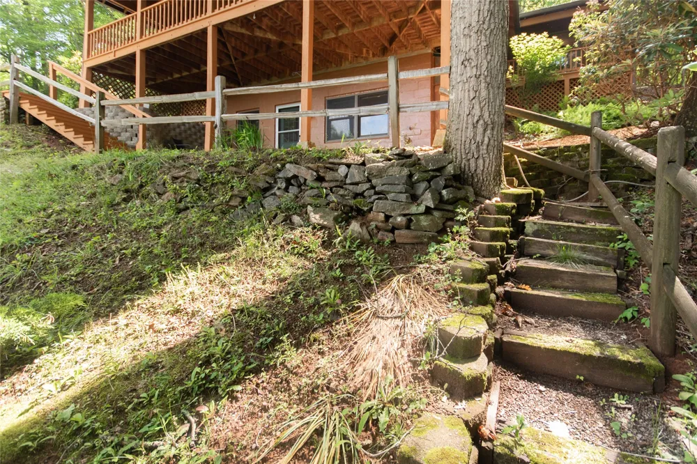 1424 Dowdle Mountain Road Franklin, NC 28734