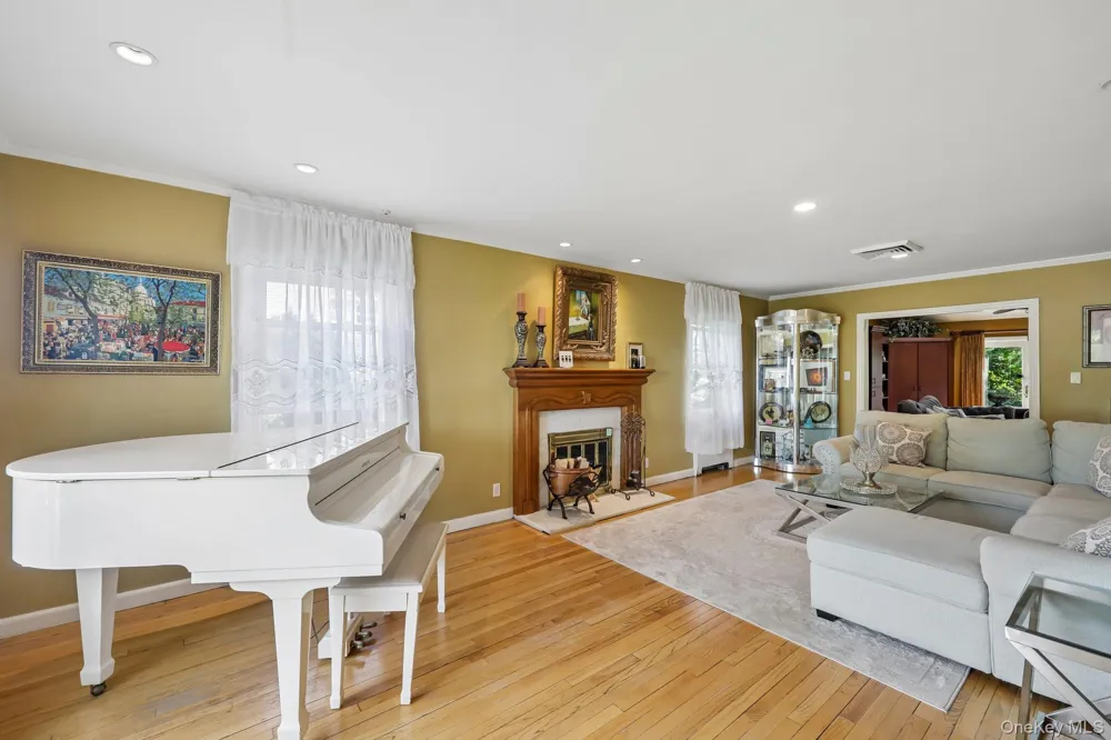 1304 Harbor Road Hewlett Harbor, NY 11557