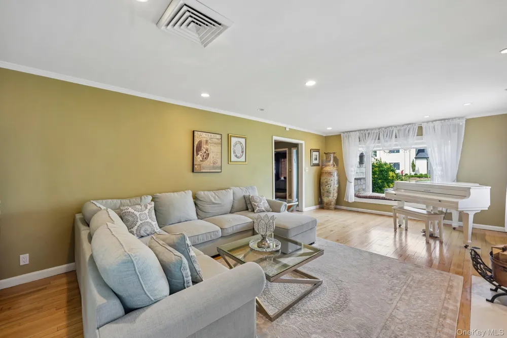1304 Harbor Road Hewlett Harbor, NY 11557