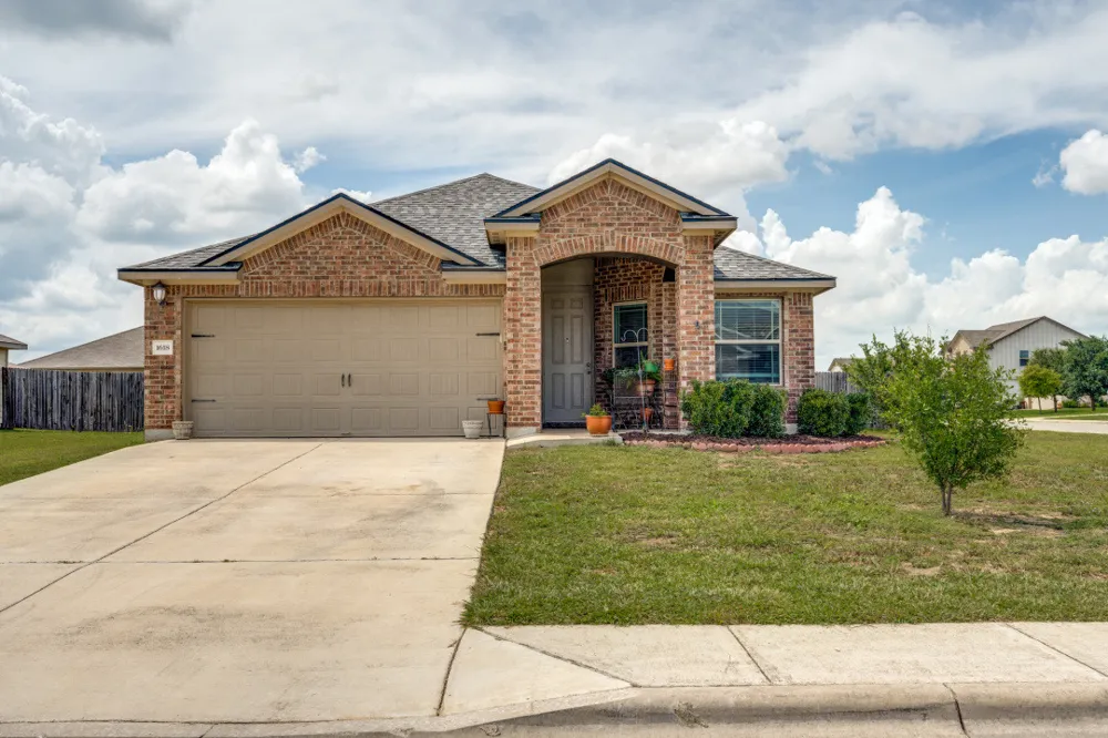 1618 Woodlands Drive Kyle, TX 78640
