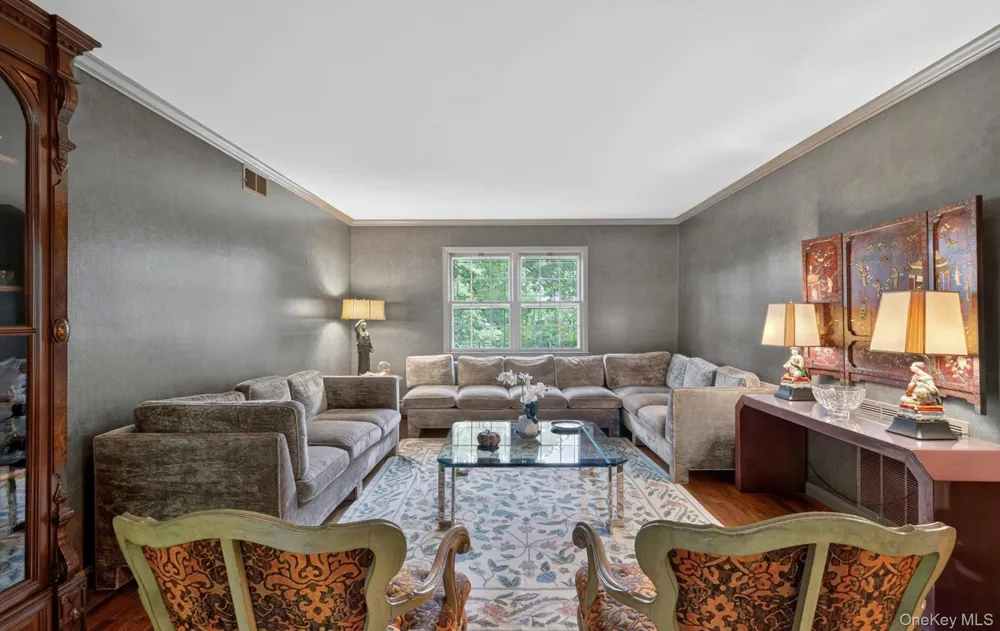 19 Seward Drive Woodbury, NY 11797