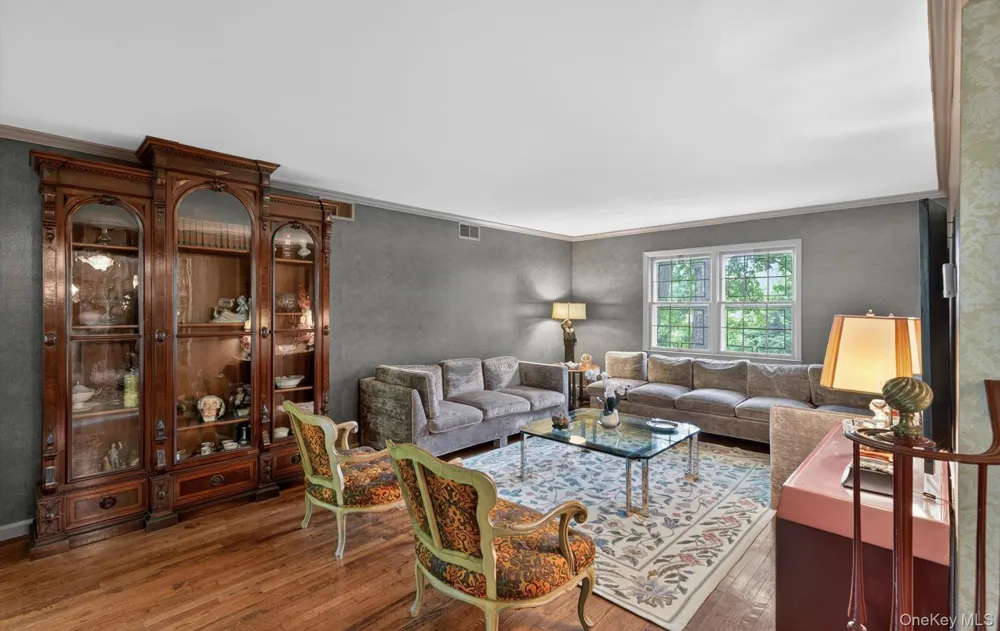 19 Seward Drive Woodbury, NY 11797