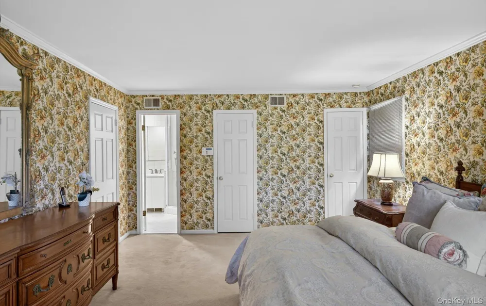 19 Seward Drive Woodbury, NY 11797