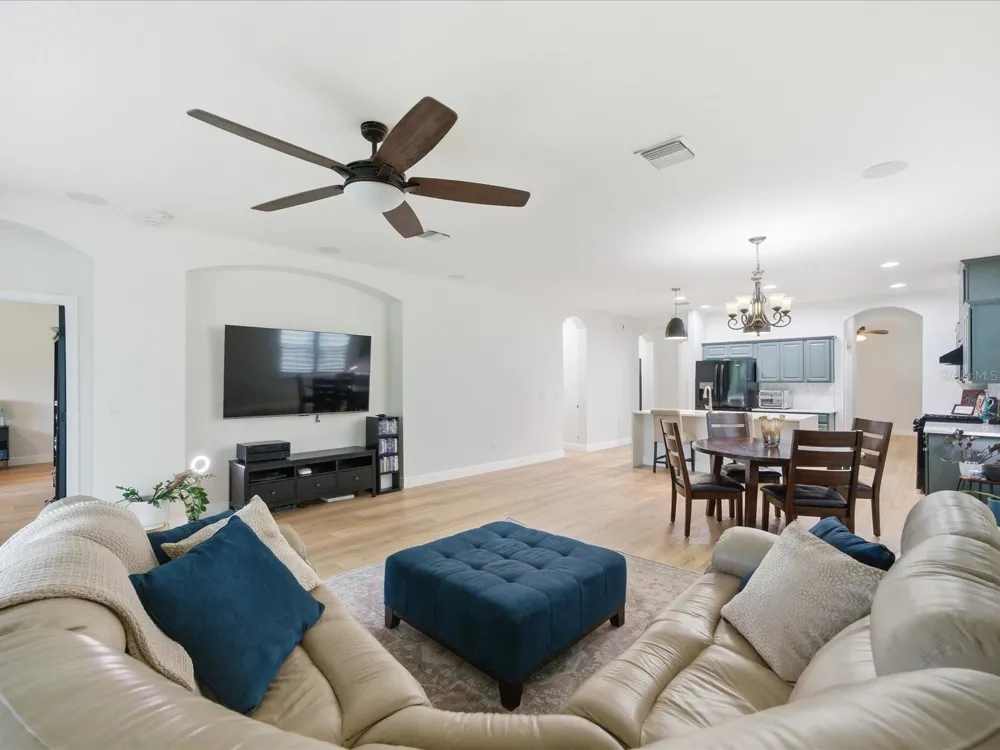 17735 BRIGHT WHEAT DRIVE Lithia, FL 33547
