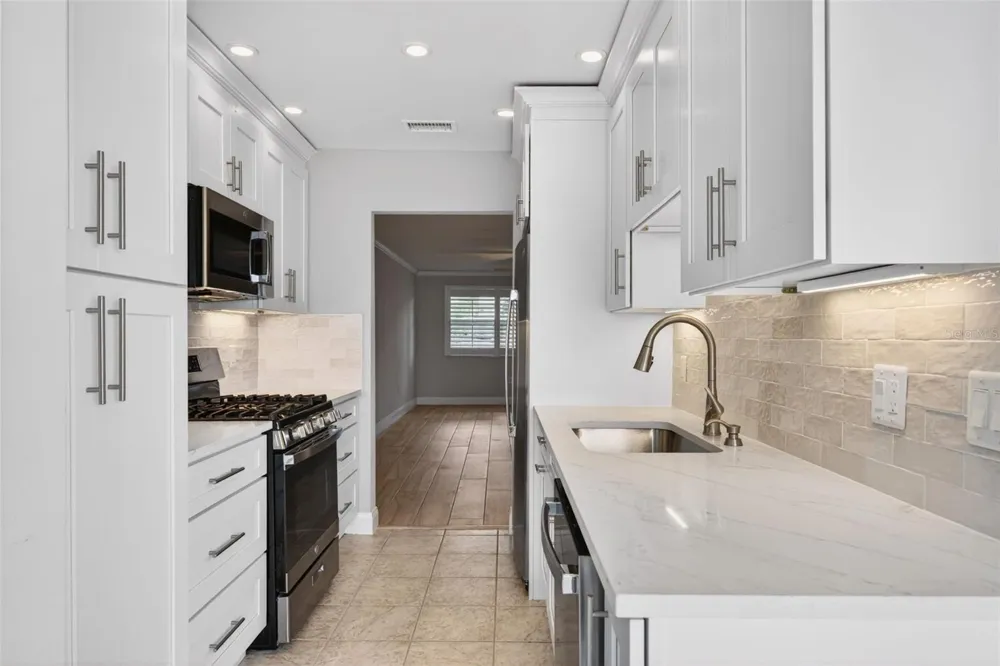 5925 SHORE BOULEVARD S #108 Gulfport, FL 33707
