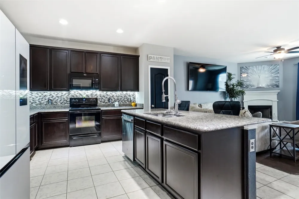 1625 Kawati Way Krum, TX 76249