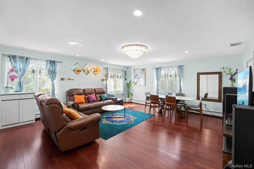 24 Holly Lane Jericho, NY 11753