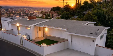 8428 Hollywood