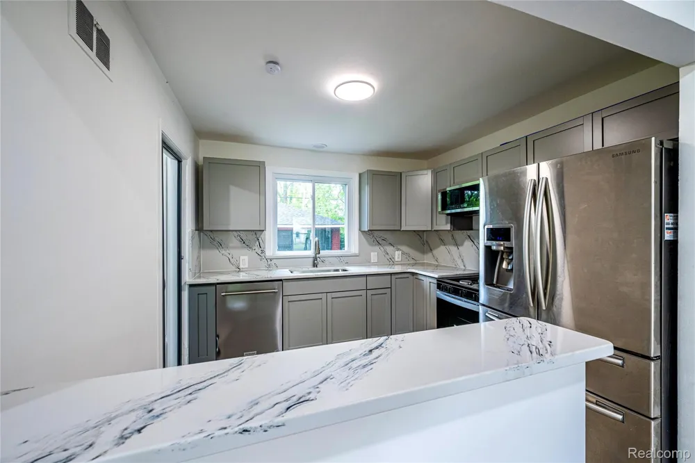 24221 Cloverlawn Street Oak Park City, MI 48237