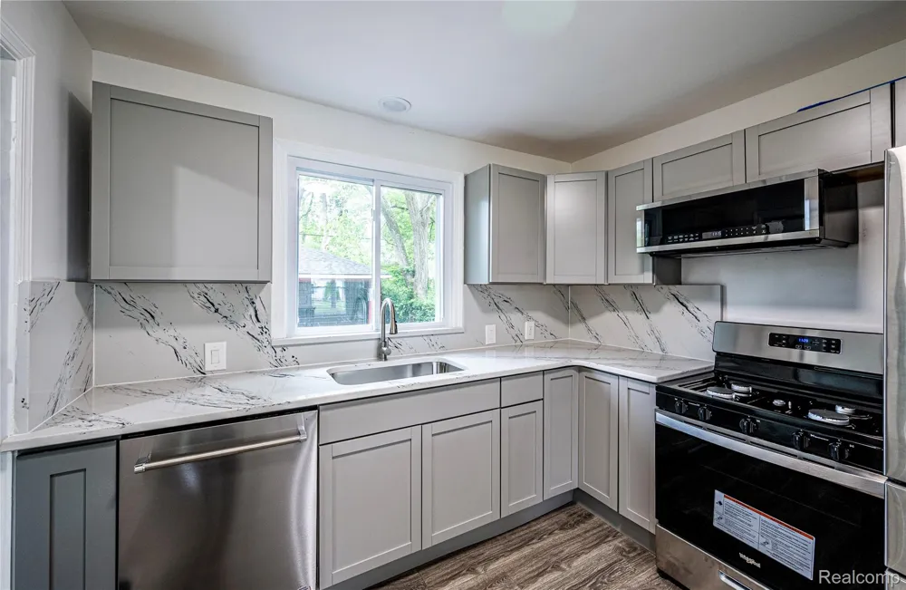 24221 Cloverlawn Street Oak Park City, MI 48237