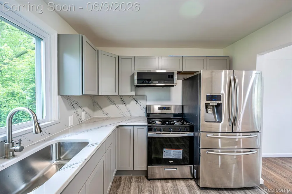24221 Cloverlawn Street Oak Park City, MI 48237