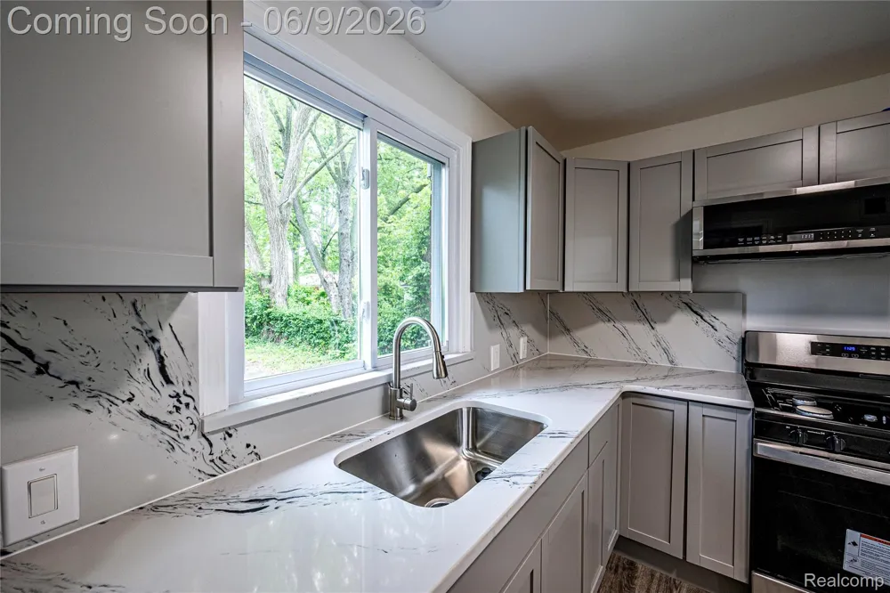 24221 Cloverlawn Street Oak Park City, MI 48237
