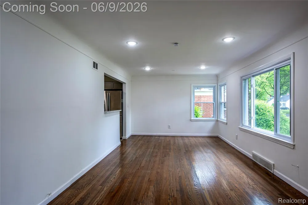 24221 Cloverlawn Street Oak Park City, MI 48237