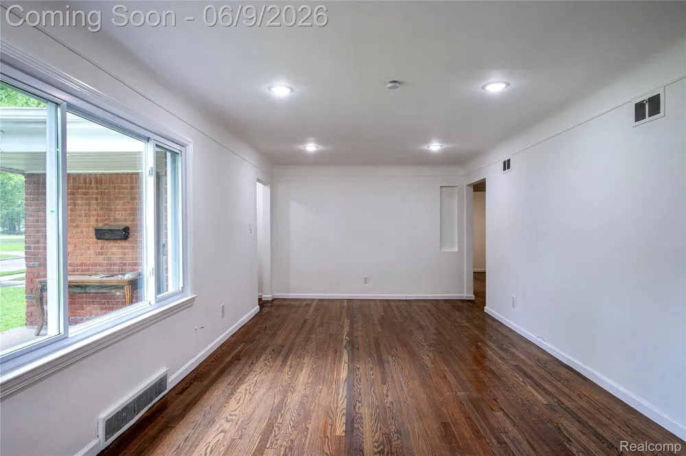 24221 Cloverlawn Street Oak Park City, MI 48237