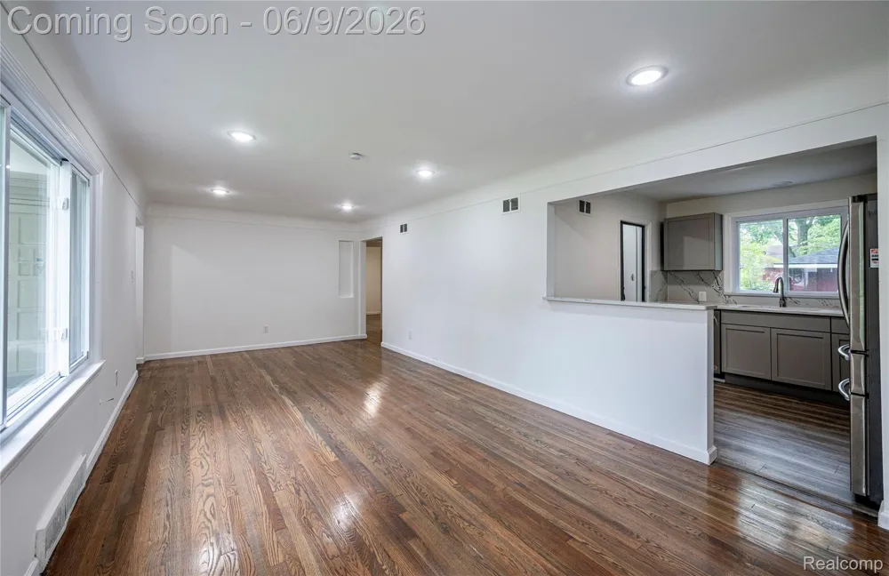 24221 Cloverlawn Street Oak Park City, MI 48237