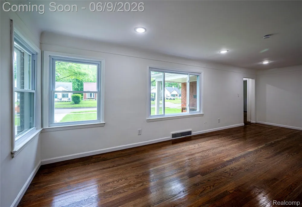 24221 Cloverlawn Street Oak Park City, MI 48237