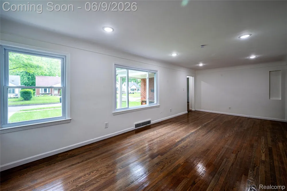 24221 Cloverlawn Street Oak Park City, MI 48237