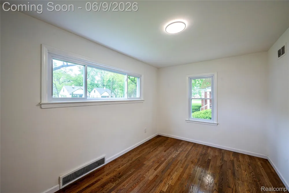 24221 Cloverlawn Street Oak Park City, MI 48237