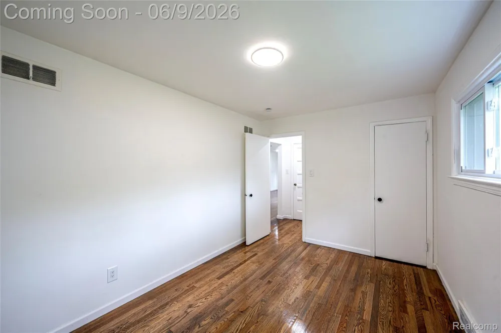 24221 Cloverlawn Street Oak Park City, MI 48237