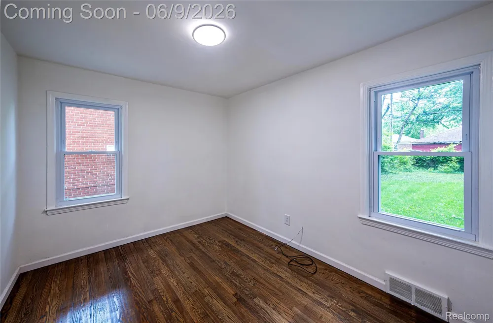 24221 Cloverlawn Street Oak Park City, MI 48237