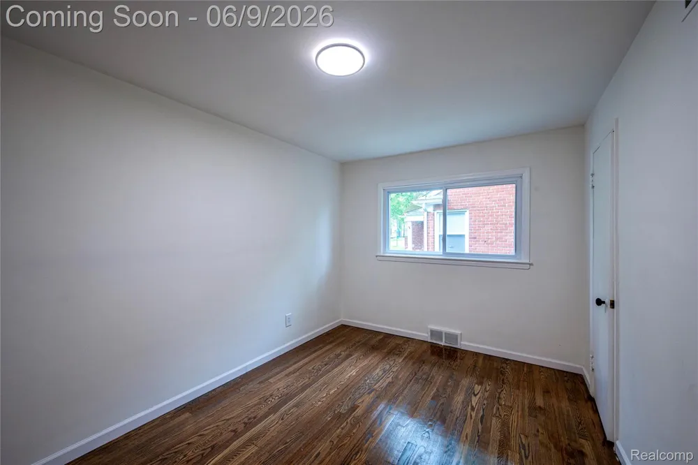 24221 Cloverlawn Street Oak Park City, MI 48237