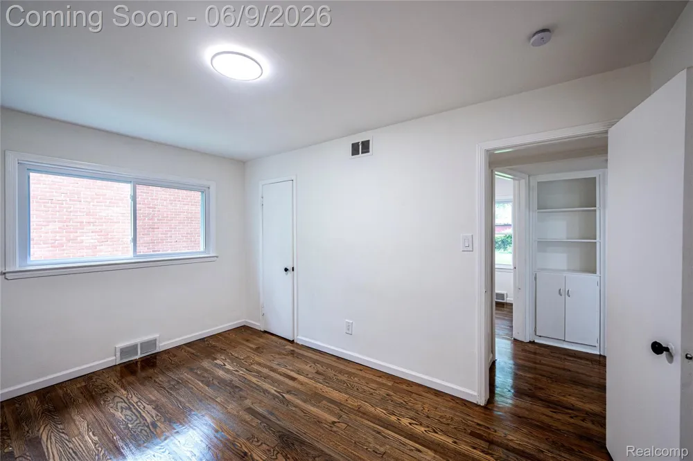 24221 Cloverlawn Street Oak Park City, MI 48237