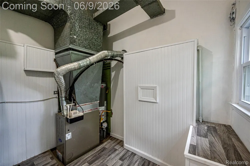 24221 Cloverlawn Street Oak Park City, MI 48237