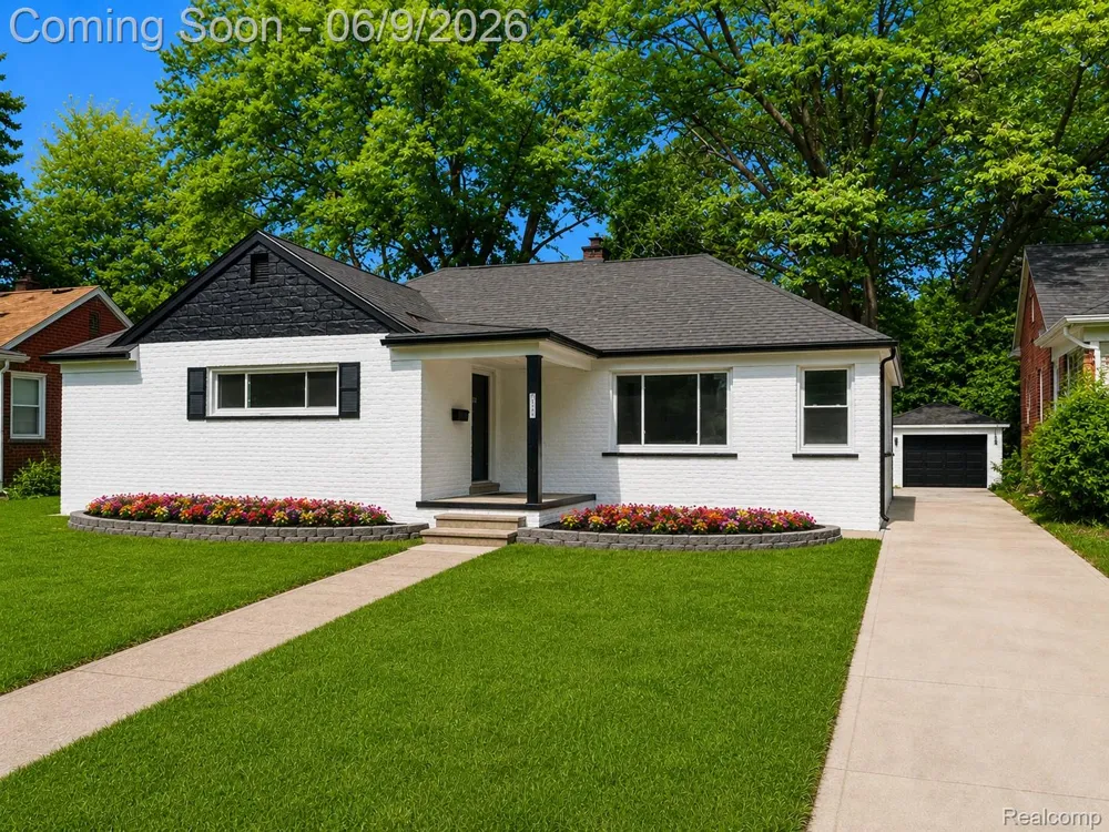 24221 Cloverlawn Street Oak Park City, MI 48237