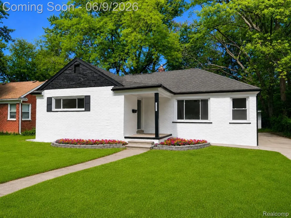 24221 Cloverlawn Street Oak Park City, MI 48237