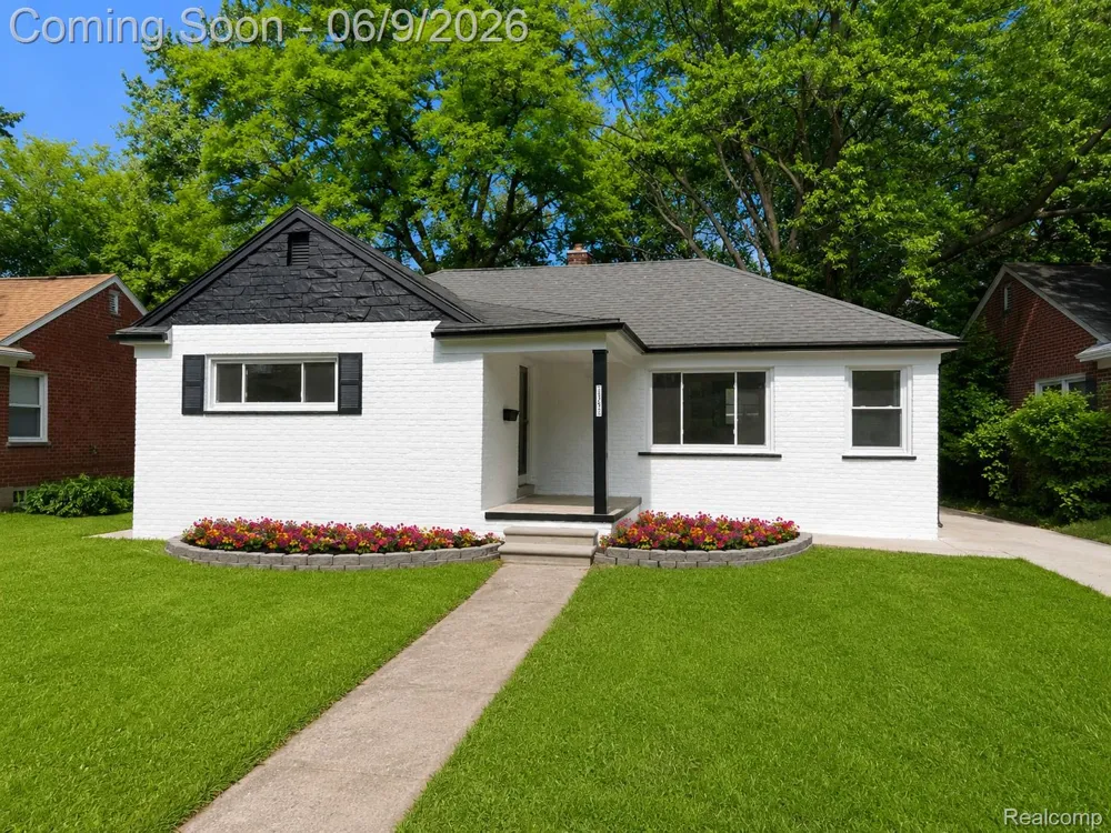24221 Cloverlawn Street Oak Park City, MI 48237