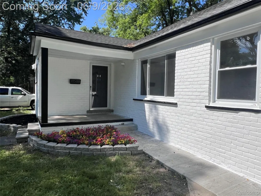 24221 Cloverlawn Street Oak Park City, MI 48237