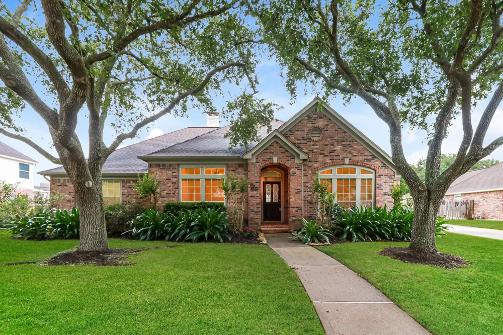 405 Meadow Bend Drive Friendswood, TX 77546
